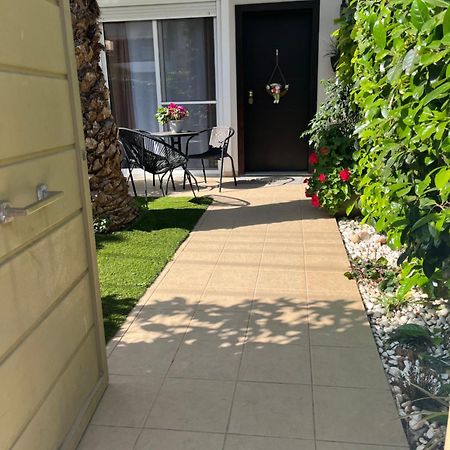 Elegant Glyfada Apartment-Private Garden-Near Metro Athens Exterior photo